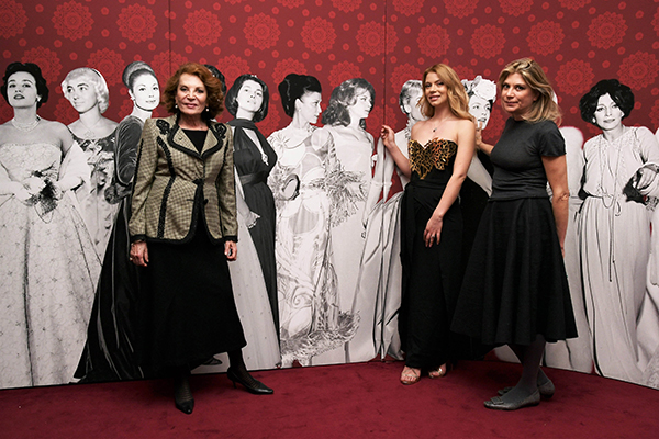 Raffaella Curiel regina della moda alla mostra Nei palchi della Scala Raffaella Curiel regina della moda alla mostra Nei palchi della Scala