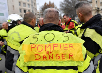 Francia, sciopero contro la riforma delle pensioni: scontri black bloc-polizia