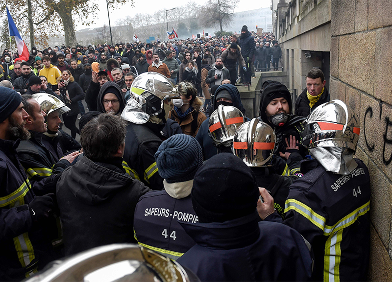 Francia, sciopero contro la riforma delle pensioni: scontri black bloc-polizia Francia, sciopero contro la riforma delle pensioni: scontri black bloc-polizia