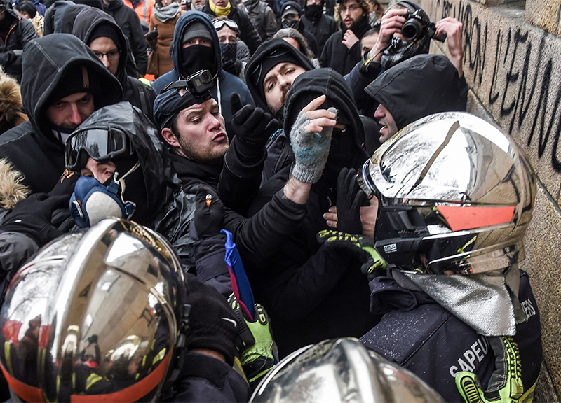 Francia, sciopero contro la riforma delle pensioni: scontri black bloc-polizia Francia, sciopero contro la riforma delle pensioni: scontri black bloc-polizia