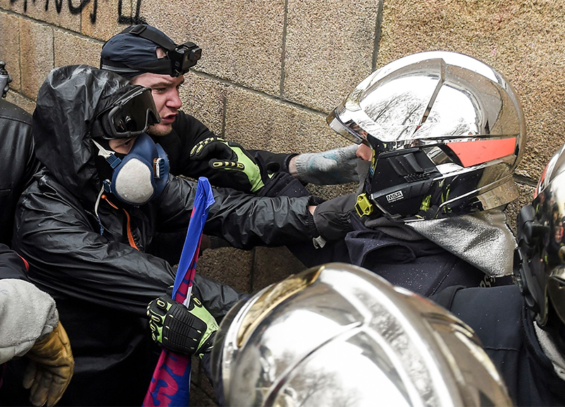 Francia, sciopero contro la riforma delle pensioni: scontri black bloc-polizia Francia, sciopero contro la riforma delle pensioni: scontri black bloc-polizia