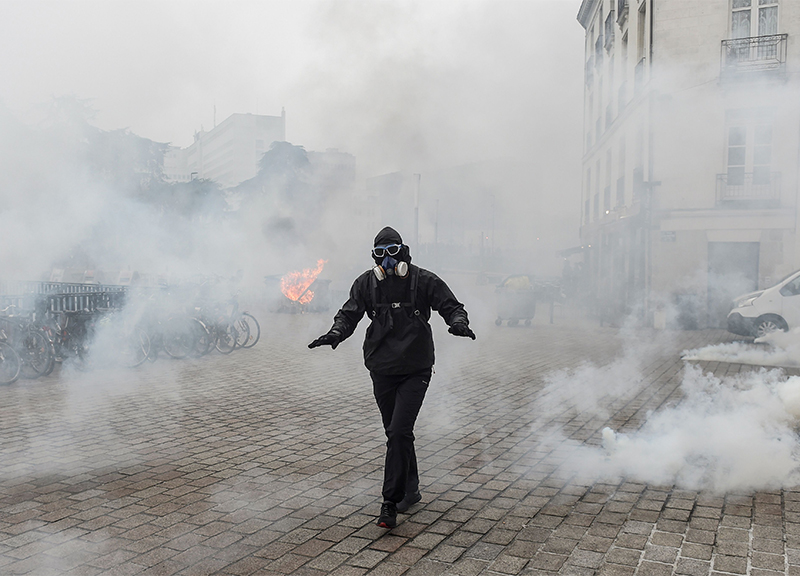 Francia, sciopero contro la riforma delle pensioni: scontri black bloc-polizia Francia, sciopero contro la riforma delle pensioni: scontri black bloc-polizia