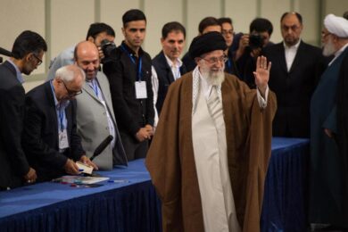 Iran, Khamenei: “Vittime innocenti degli scontri sono martiri”