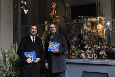 Sala e De Magistris accendono il presepe di Natale a Palazzo Marino