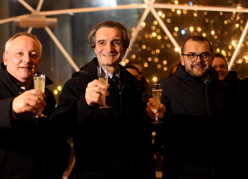 Il Natale di Regione Lombardia: inaugurata la pista di ghiaccio. FOTO