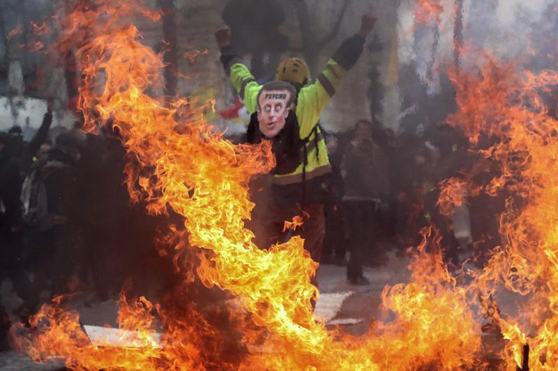 Francia, prosegue il mega sciopero anti Macron. Tornano i gilet gialli Francia, prosegue il mega sciopero anti Macron. Tornano i gilet gialli