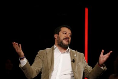 Salvini non sa nulla sul Mes e balbetta alle domande del giornalista.VIDEO