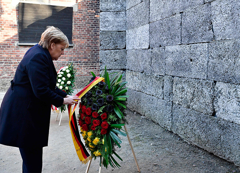 Merkel ad Auschwitz per la prima volta. “Tolleranza zero su antisemitismo” Merkel ad Auschwitz per la prima volta. “Tolleranza zero su antisemitismo”