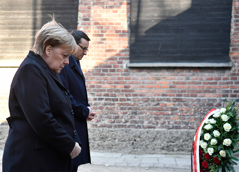 Merkel ad Auschwitz per la prima volta. “Tolleranza zero su antisemitismo” Merkel ad Auschwitz per la prima volta. “Tolleranza zero su antisemitismo”