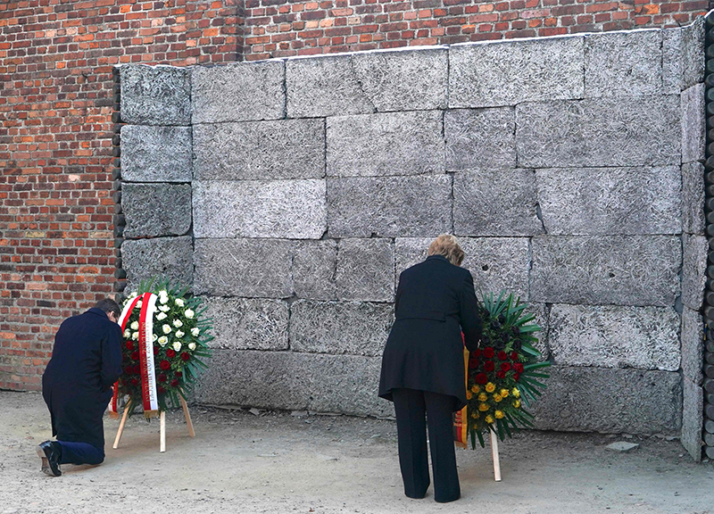 Merkel ad Auschwitz per la prima volta. “Tolleranza zero su antisemitismo” Merkel ad Auschwitz per la prima volta. “Tolleranza zero su antisemitismo”
