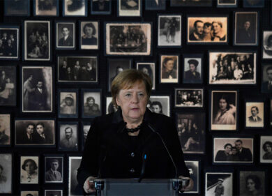 Merkel ad Auschwitz per la prima volta. “Tolleranza zero su antisemitismo”
