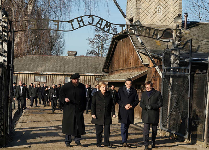 Merkel ad Auschwitz per la prima volta. “Tolleranza zero su antisemitismo” Merkel ad Auschwitz per la prima volta. “Tolleranza zero su antisemitismo”