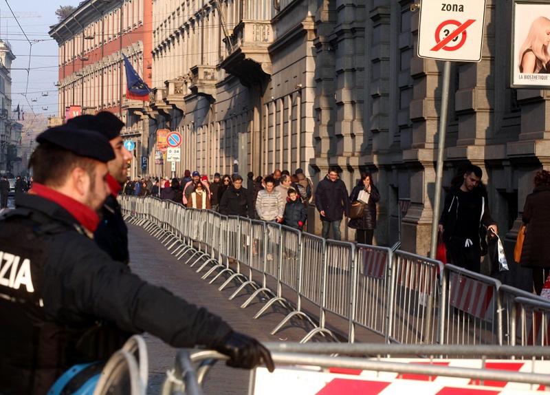 Prima alla Scala: manifestazione di centri sociali e sindacati per i curdi Prima alla Scala: manifestazione di centri sociali e sindacati per i curdi