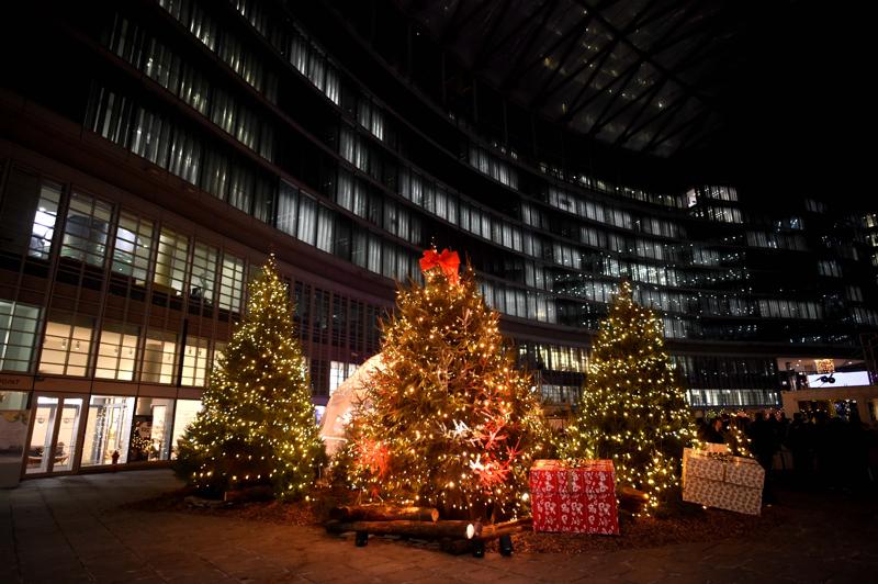 Il Natale di Regione Lombardia: inaugurata la pista di ghiaccio. FOTO