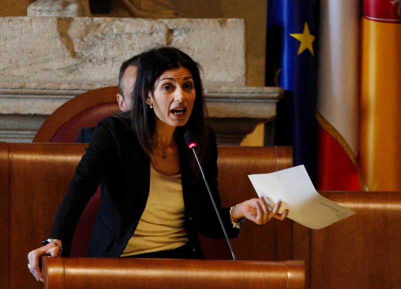 Rifiuti, uragano Raggi contro Zingaretti: “Vuole la discarica vicino le case”