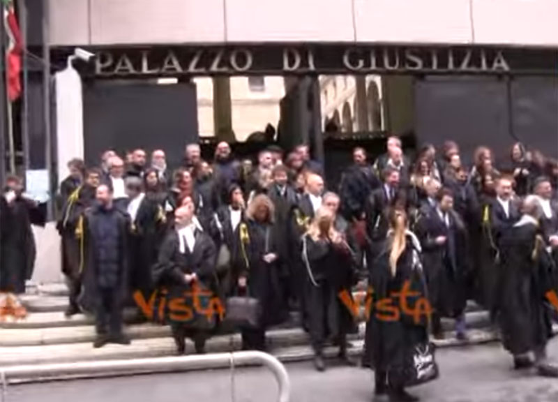 Prescrizione, avvocati in corteo a Genova contro la riforma Bonafede. Video Prescrizione, avvocati in corteo a Genova contro la riforma Bonafede. Video