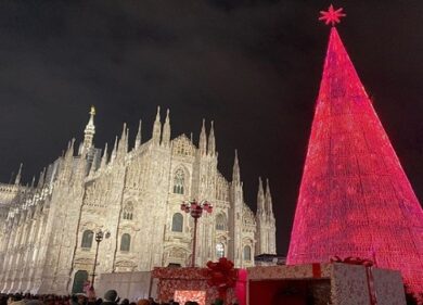Milano, acceso l’Albero in Duomo. Il desiderio di Sala: “Casa per tutti”