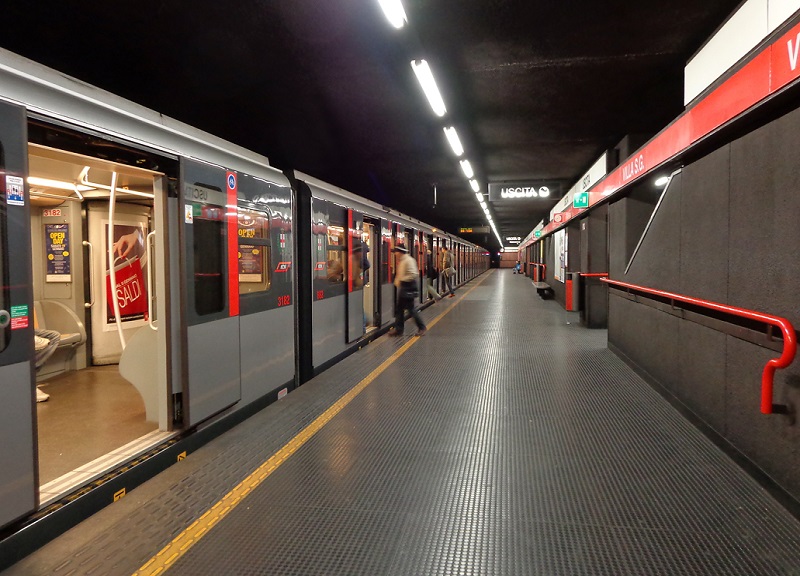 Metropolitana di Milano, brusca frenata a San Babila: sette feriti Metropolitana di Milano, brusca frenata a San Babila: sette feriti