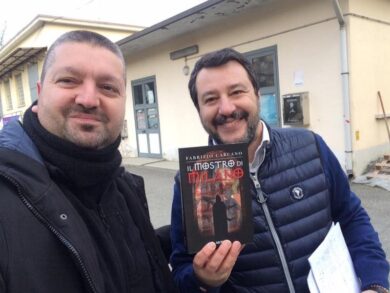 Carcano, polemiche per foto con Salvini e il suo noir vola su Amazon