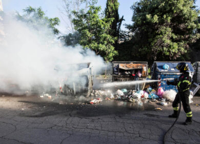 Rifiuti e bus, Roma è la città dei roghi. Ma dalla Raggi zero reali soluzioni