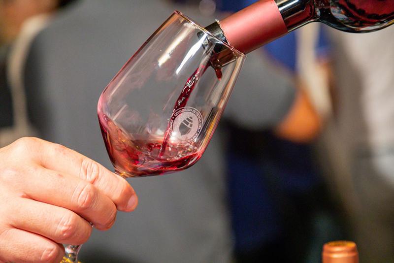 Acqua e una bustina: il vino è fatto. La truffa delle bevande liofilizzate doc Acqua e una bustina: il vino è fatto. La truffa delle bevande liofilizzate doc