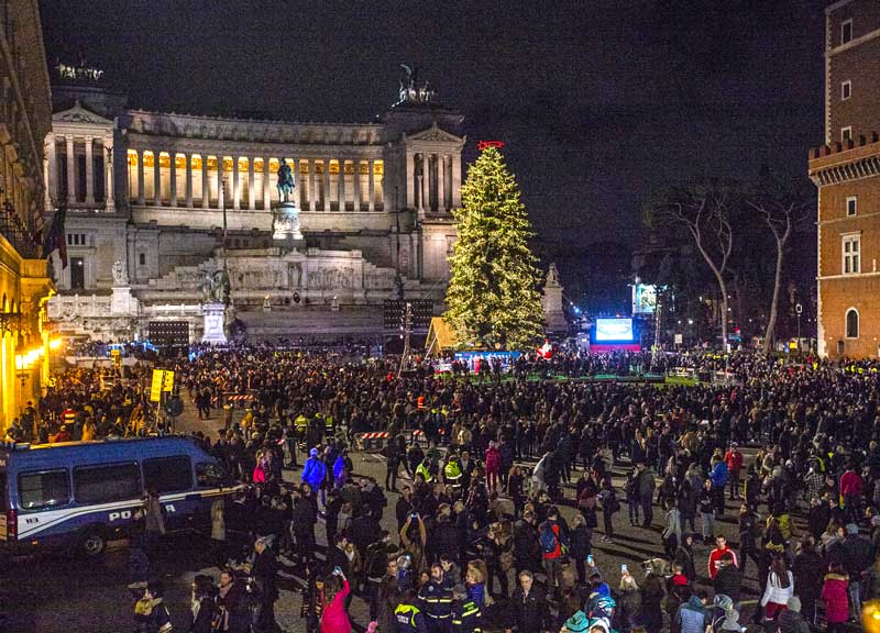 Natale 2019 a Roma e Milano, Spelacchio contro Ferracchio: confronto impietoso