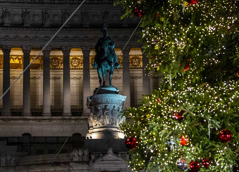 Natale 2019 a Roma e Milano, Spelacchio contro Ferracchio: confronto impietoso
