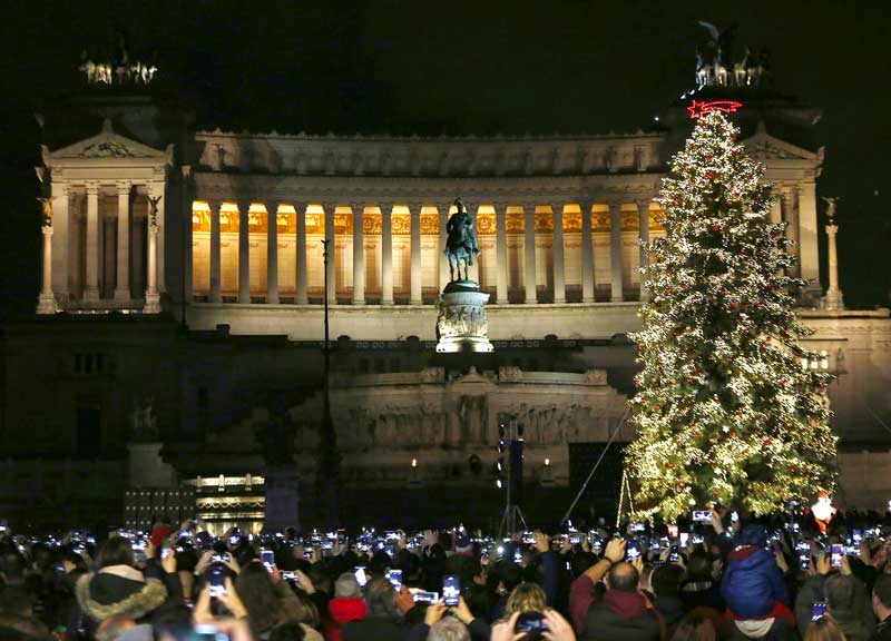 Natale 2019 a Roma e Milano, Spelacchio contro Ferracchio: confronto impietoso