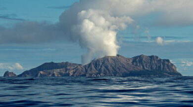 Eruzione vulcano Nuova Zelanda: cinque morti sul White Island