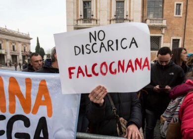 Rifiuti, il mega inciucio FdI-M5S-Pd: tutti uniti per salvare il Divino Amore