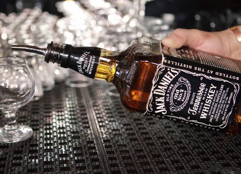 Matti per il whisky, ruba 14 bottiglie al supermercato e scappa: arrestato Matti per il whisky, ruba 14 bottiglie al supermercato e scappa: arrestato