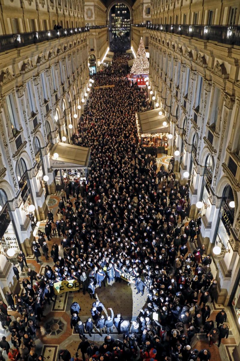 Segre, 600 sindaci sfilano a Milano. In Galleria cantano Bella Ciao