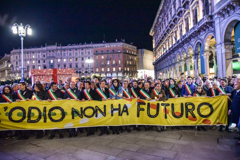 Segre, 600 sindaci sfilano a Milano. In Galleria cantano Bella Ciao