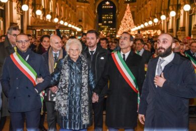 Segre, 600 sindaci sfilano a Milano. In Galleria cantano Bella Ciao