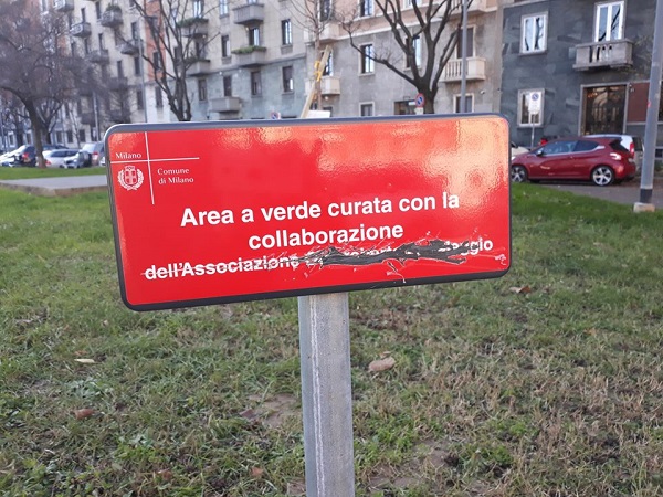 Milano, deturpata targa in ricordo di Gianroberto Casaleggio Milano, deturpata targa in ricordo di Gianroberto Casaleggio