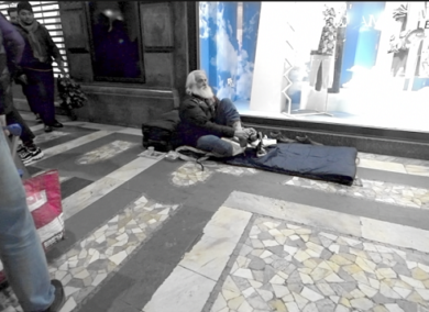 Milano, la Canzone di Natale di Napolitano per i senzatetto. VIDEO