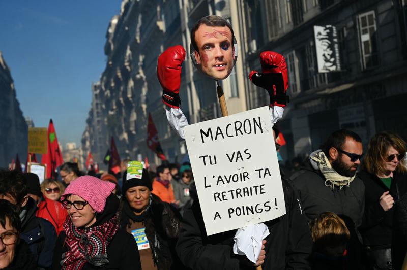 Galleria foto 'Pensioni,in Francia scoppia il caso BlackRock.Fink dietro la riforma di Macron' - foto 1