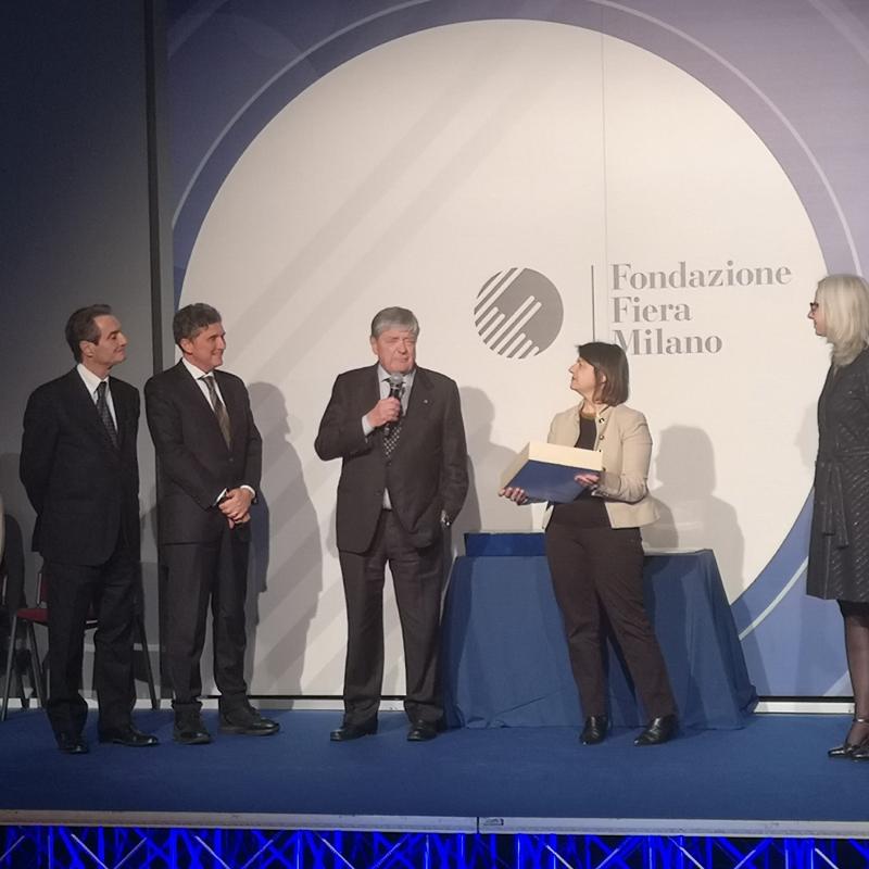 Fondazione Fiera Milano consegna diplomi, borse di studio e targa a Luigi Roth Fondazione Fiera Milano consegna diplomi, borse di studio e targa a Luigi Roth