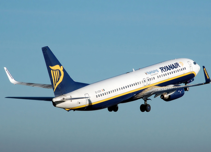 Volo Ryanair Bruxelles-Roma, passeggero si sente male: salvato da medici Ancri Volo Ryanair Bruxelles-Roma, passeggero si sente male: salvato da medici Ancri