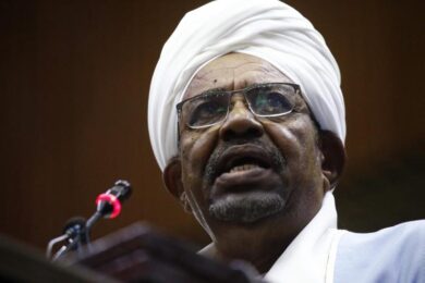Sudan, ex presidente Bashir condannato a 2 anni per corruzione