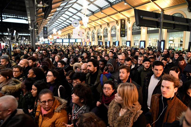 Francia, riforma pensioni Macron: proteste e scioperi. 628 chilometri di coda Francia, riforma pensioni Macron: proteste e scioperi. 628 chilometri di coda