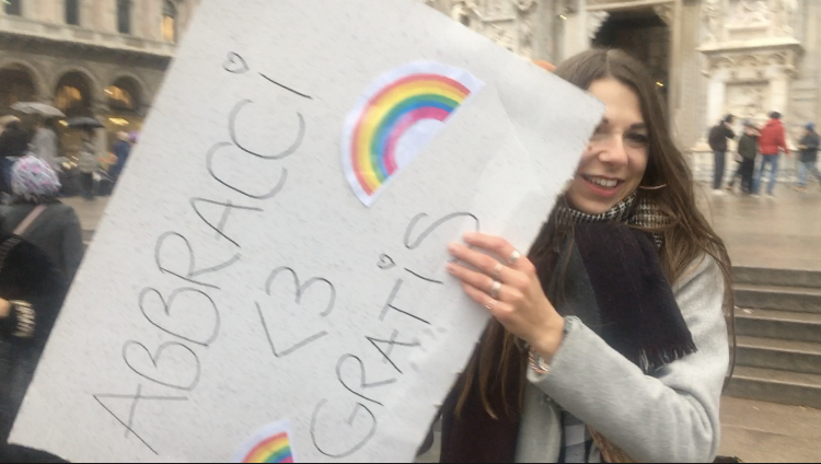 Un abbraccio gratis davanti al Duomo. L’iniziativa di Camilla e Davide Un abbraccio gratis davanti al Duomo. L’iniziativa di Camilla e Davide