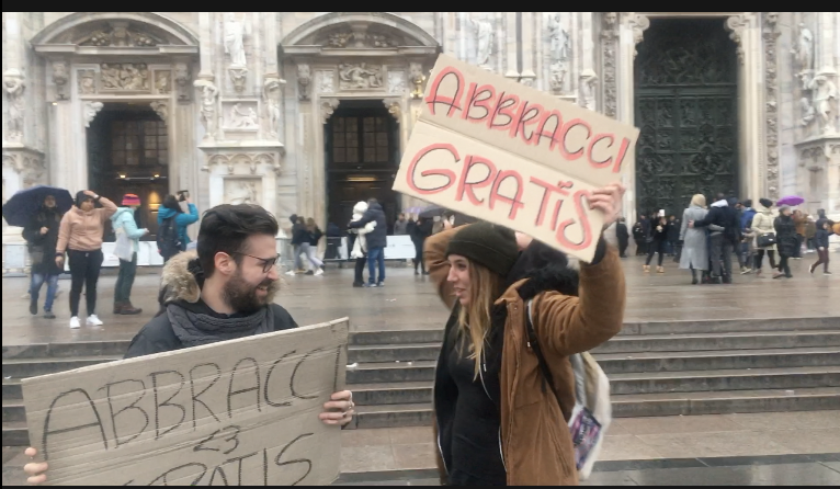 Un abbraccio gratis davanti al Duomo. L’iniziativa di Camilla e Davide Un abbraccio gratis davanti al Duomo. L’iniziativa di Camilla e Davide