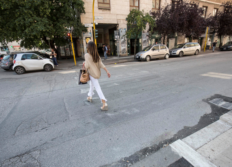 Strisce pedonali invisibili, vernice non a regola: perizia inchioda il Comune Strisce pedonali invisibili, vernice non a regola: perizia inchioda il Comune
