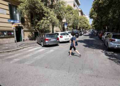 Strisce pedonali invisibili, vernice non a regola: perizia inchioda il Comune