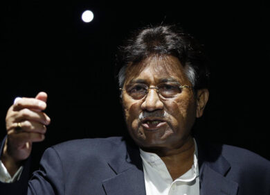 Pakistan, Musharraf condannato a morte per tradimento