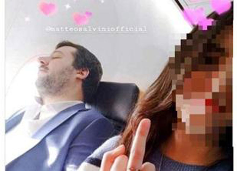 Salvini si addormenta in aereo. Ragazzina si fa un selfie col dito medio Salvini si addormenta in aereo. Ragazzina si fa un selfie col dito medio