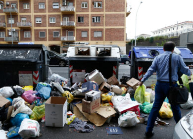 Rifiuti Roma, scontro politico tra Raggi e Zingaretti. E l’Ama sprofonda