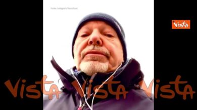 Vasco Rossi in incognito a Bologna, passeggia canticchiando in Piazza Maggiore