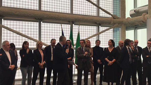 Regione Lombardia, brindisi natalizio con il presidente Fontana. Video Regione Lombardia, brindisi natalizio con il presidente Fontana. Video